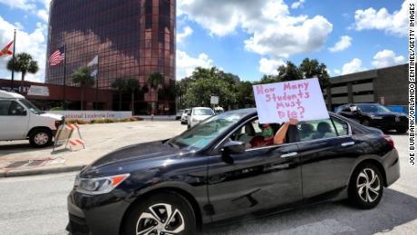 Leraren protesteerden dinsdag buiten het hoofdkantoor van Orange County Public Schools in Florida.