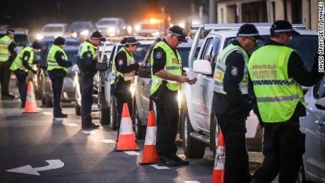 De politie stopt en ondervraagt ​​chauffeurs bij een controlepost op 8 juli in Albury, Australië. 
