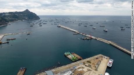 Chinese schepen worden op 11 november 2017 beschut tegen slecht weer in de haven van Sadong op het eiland Ulleung in Zuid-Korea.
