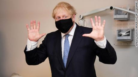 Masks-regel wordt van kracht in Engeland, zoals Boris Johnson anti-vaxxers & # 39; nuts & # 39; noemt