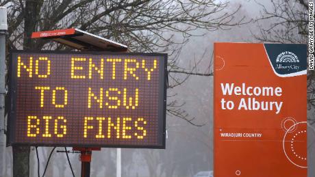 Op 7 juli wordt in de grensstad Albury in New South Wales, Victoria een teken van geen toegang getoond.
