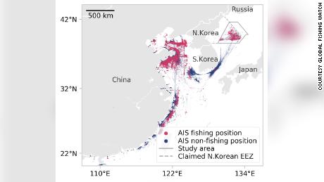 Deze afbeelding van Global Fishing Watch toont de locatie die wordt uitgezonden door alle schepen die zijn geïdentificeerd als waarschijnlijke vissersschepen die binnen de geclaimde exclusieve economische zone van Noord-Korea varen in 2017 en 2018.