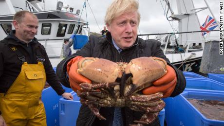 De Britse premier Boris Johnson heeft een krab in Stromness Harbor, Orkney.