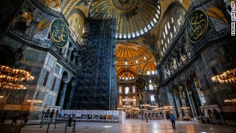 Mensen bezoeken op donderdag 25 juni 2020 de Hagia Sophia uit het Byzantijnse tijdperk, een van de belangrijkste toeristische attracties van Istanbul in de historische wijk Sultanahmet in Istanbul. 