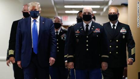 Trump tweets beeld van zichzelf met een masker op en noemt het 'patriottisch'