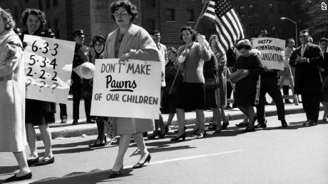 Protesten over de integratie van scholen is niet nieuw. In 1965 leden van ouders & # 39; vereniging gekozen buiten de Board of Education in Brooklyn, New York, tegen een voorstel om openbare scholen te integreren.