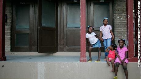 De zussen Corlia, Kayla, Aaliyah en Kaylen Smith staan ​​op hun veranda aan de B.W. Cooper woonproject in New Orleans. 