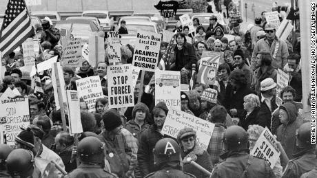 Demonstranten dragen borden tegen gedwongen schoolbusvervoer buiten een conventie van democratische leiders in Louisville, Kentucky, op 23 november 1975.