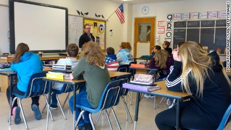 Een directeur praat met achtste klassers over de veiligheid op school in Wellsville, New York. Veel openbare scholen in de VS blijven grotendeels gescheiden.