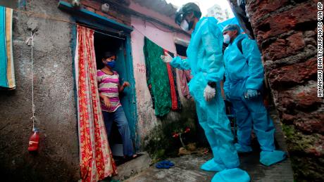 Meer dan de helft van de sloppenwijkbewoners van Mumbai in India is mogelijk besmet met Covid-19, suggereert onderzoek