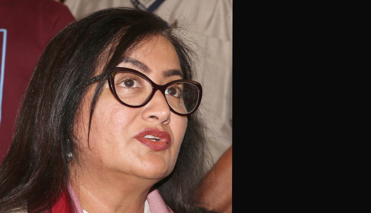 Sumalatha Ambareesh test positief voor coronavirus na klachten van hoofdpijn, keelirritatie