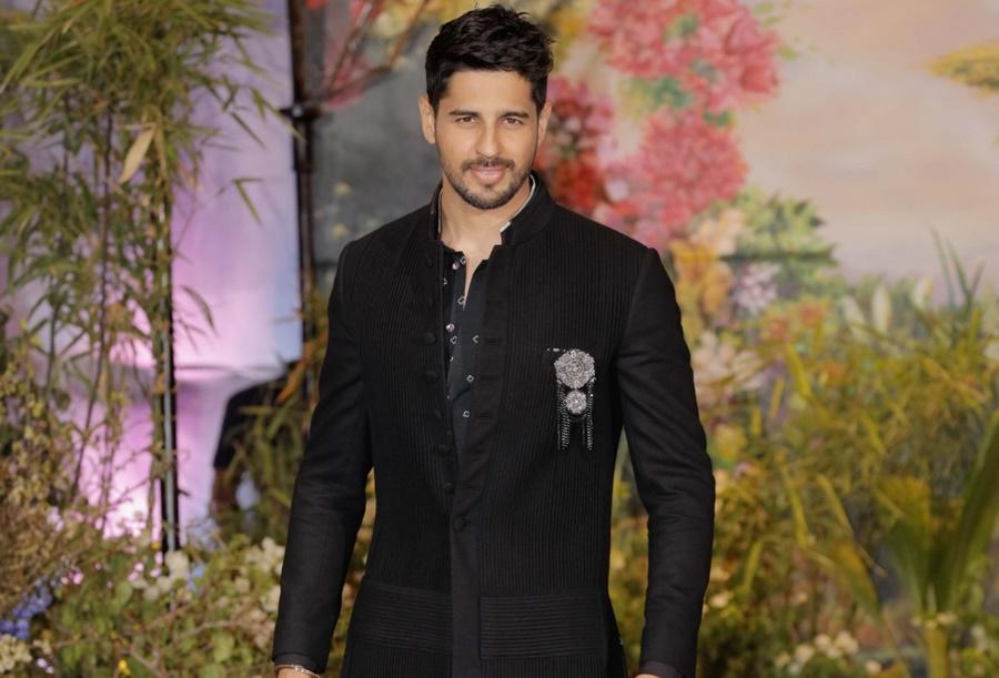 Sidharth Malhotra eert Kargil-held Vikram Batra op zijn 21e sterfdag