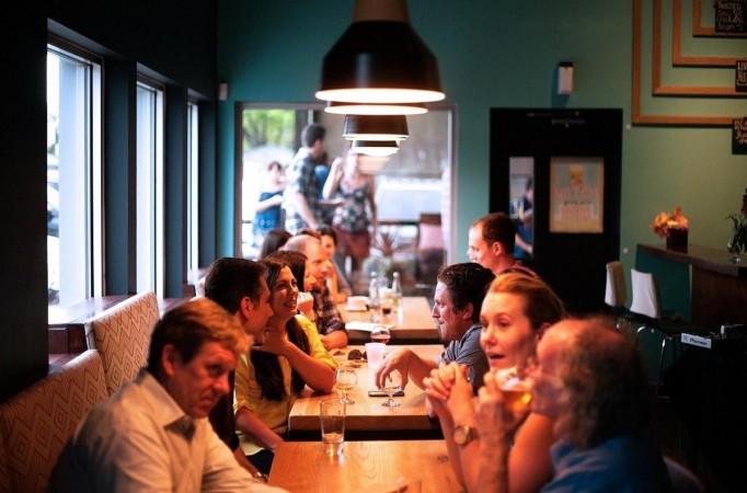 Mensen dineren in een restaurant