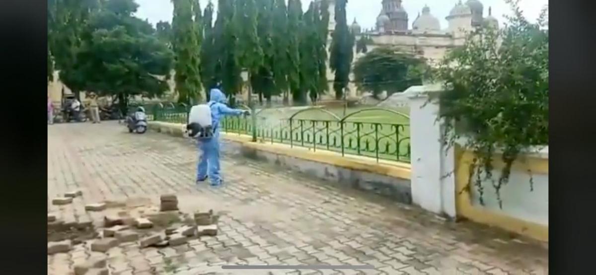 Medewerker bij Mysuru Palace test de positieve, toeristische plek van het coronavirus zodra het sanitair begint