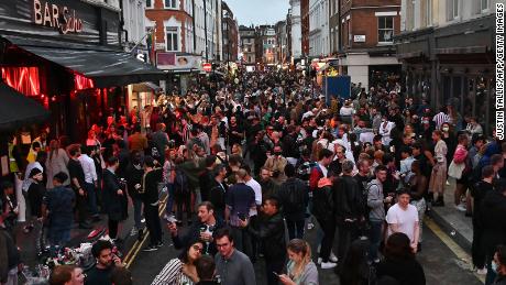 Feestgangers pakken op 4 juli een straat buiten bars in het Soho-gebied van Londen, omdat de beperkingen verder worden versoepeld.