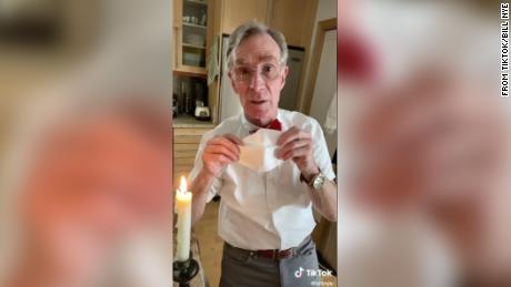 Bill Nye legt uit waarom we allemaal een gezichtsmasker moeten dragen