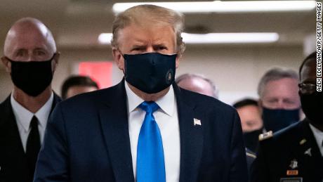 Trump draagt ​​een masker tijdens bezoek aan gewonde dienstmedewerkers bij Walter Reed 