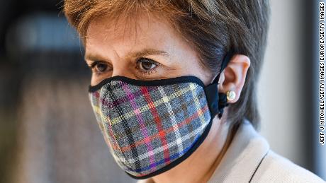 Eerste minister van Schotland, Nicola Sturgeon, draagt ​​een Tartan-gezichtsmasker als ze vorige maand een winkelpark in Edinburgh bezoekt. 