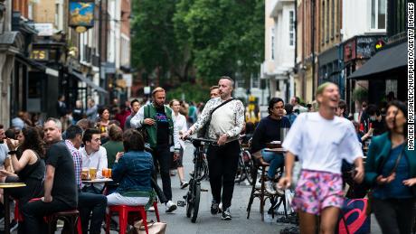 Klanten genieten eerder in juli van hun drankjes in Soho, Londen, terwijl pubs, restaurants, hotels en kappers in Engeland weer opengaan.