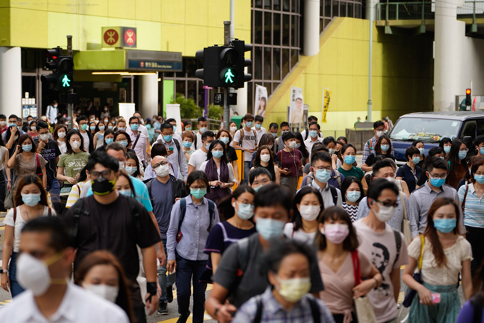 Hong Kong verscherpt de beperkingen omdat het voor een derde golf van zaken staat