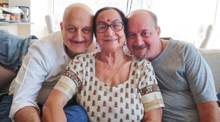 Anupam KHer, mother Dulari, brother Raju