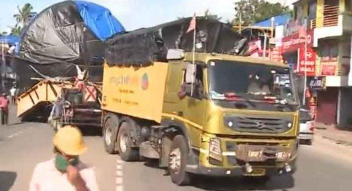 Een 74-wielerwagen met 70 ton aan uitrusting legt 1.700 km af van Maharashtra naar Kerala in een jaar