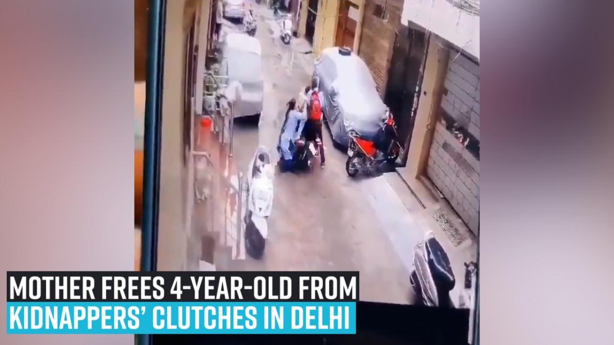 Moeder in Delhi bestrijdt ontvoerders, redt vierjarige dochter. Intense video geeft je kippenvel