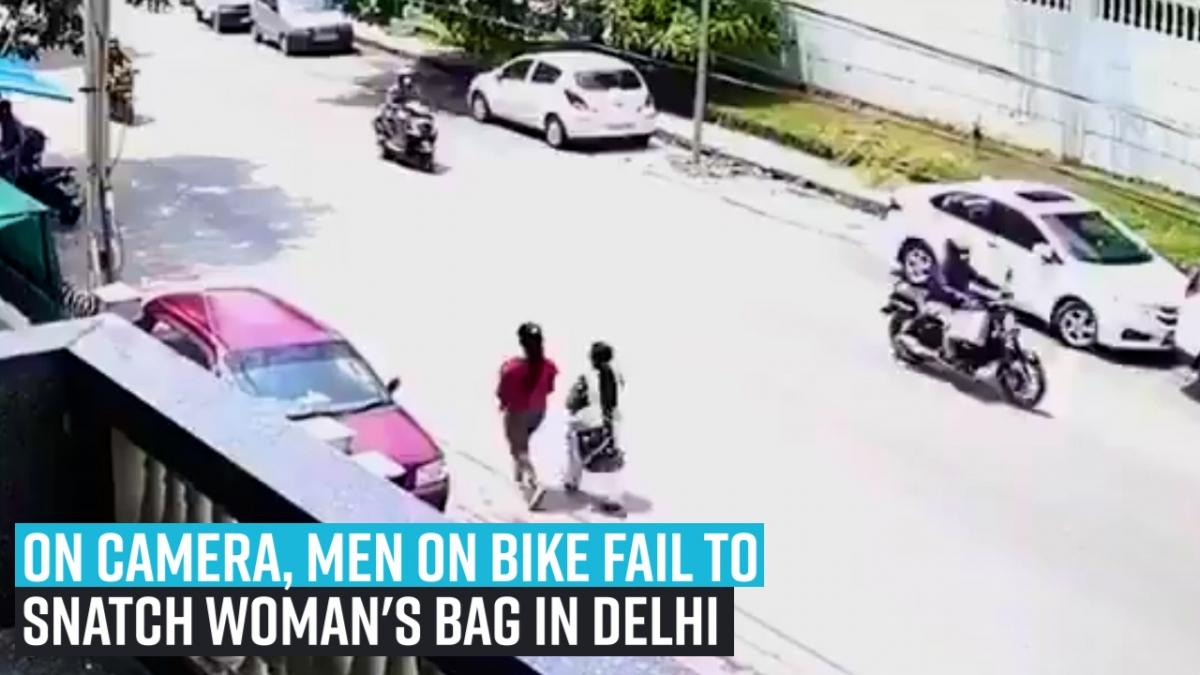 Op de camera halen mannen die op de fiets rijden geen tas van een vrouw in het GK-1-gebied van Zuid-Delhi