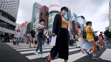 Voetgangers lopen op 25 juli 2020 bij een kruising in het winkelgebied van Ginza in Tokio.