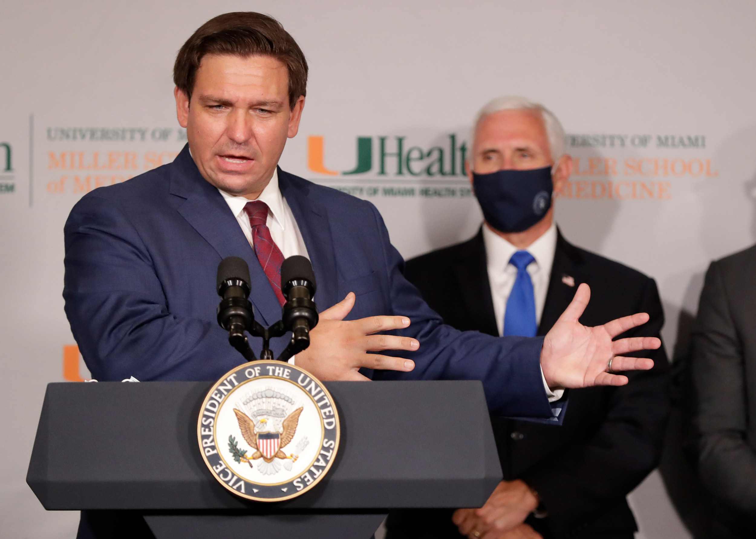 De gouverneur van Florida prijst “positieve ontwikkelingen” in Covid-19, terwijl de staat record breekt voor nieuwe sterfgevallen