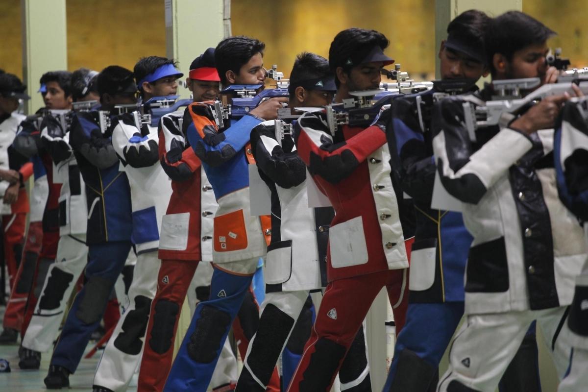 De training gaat verder terwijl een coach positief test voor COVID op de Dr. Karni Singh Shooting Range