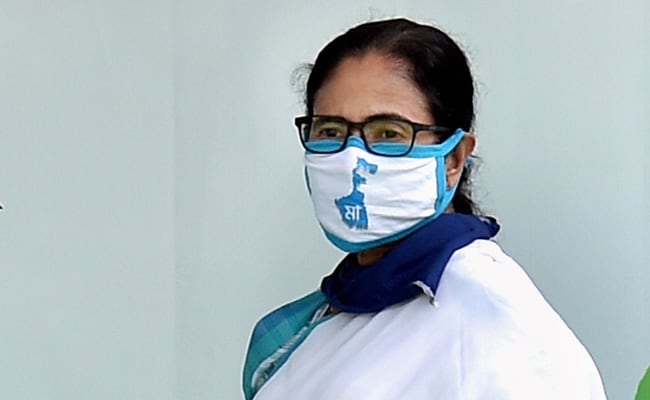 Aangezien de gevallen van coronavirus toenemen, wil de oppositie in Bengalen dat Mamata Banerjee het gezondheidsportfolio laat vallen