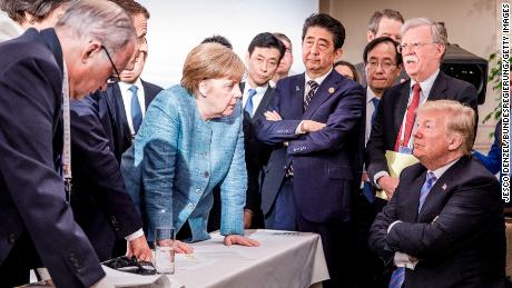 Na een rancuneuze G7-top in 2018 in Canada en een "enigszins deprimerend" resultaat, Merkel & # 39; s kantoor heeft deze foto vrijgegeven.
