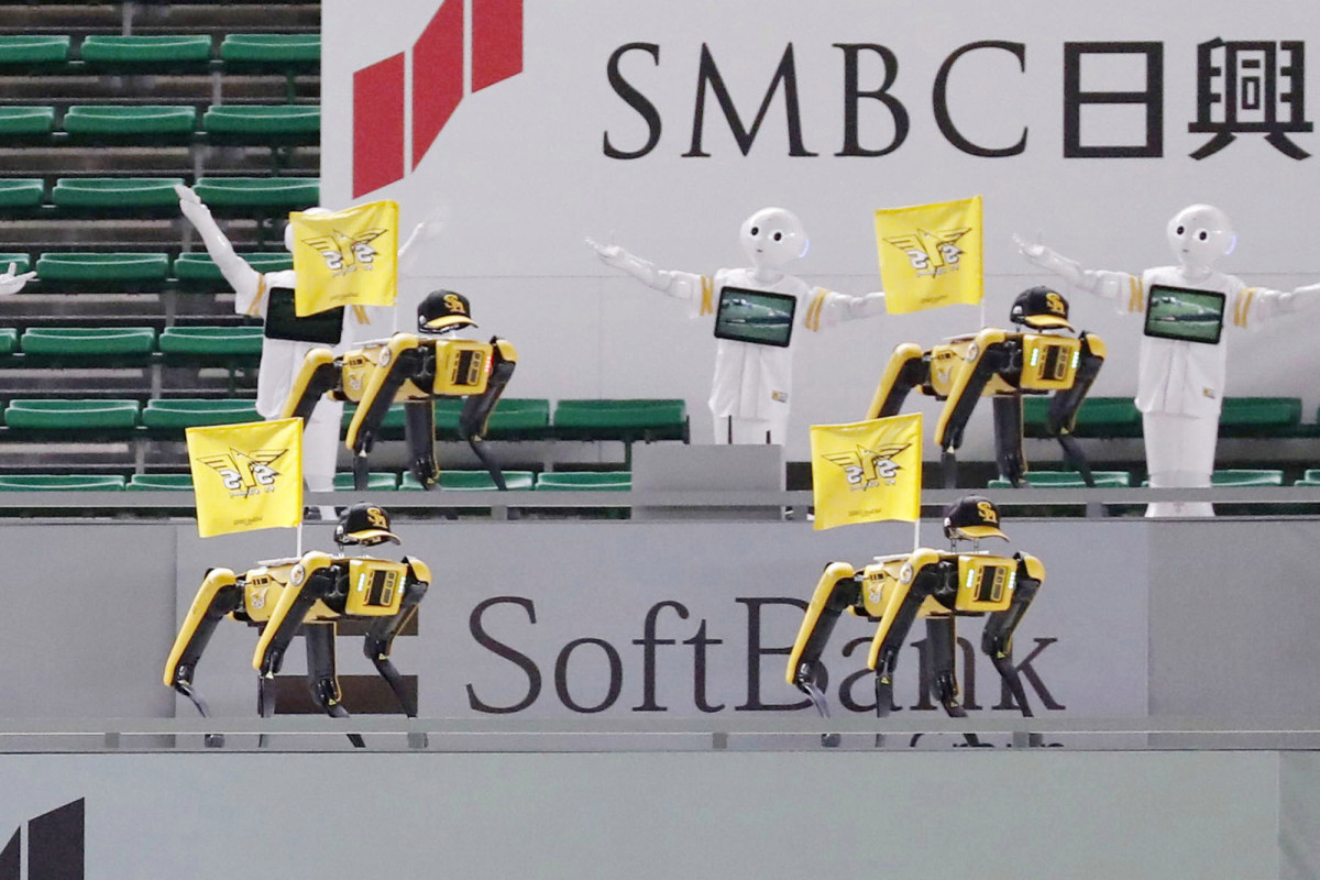 Dansende robots vervangen fans bij Japanse honkbalwedstrijd