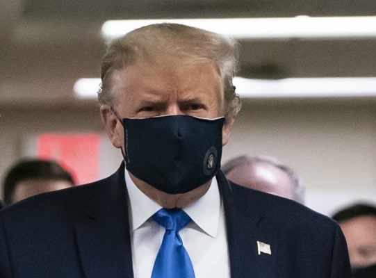 De Amerikaanse president Donald Trump draagt ​​voor het eerst een gezichtsmasker in het openbaar