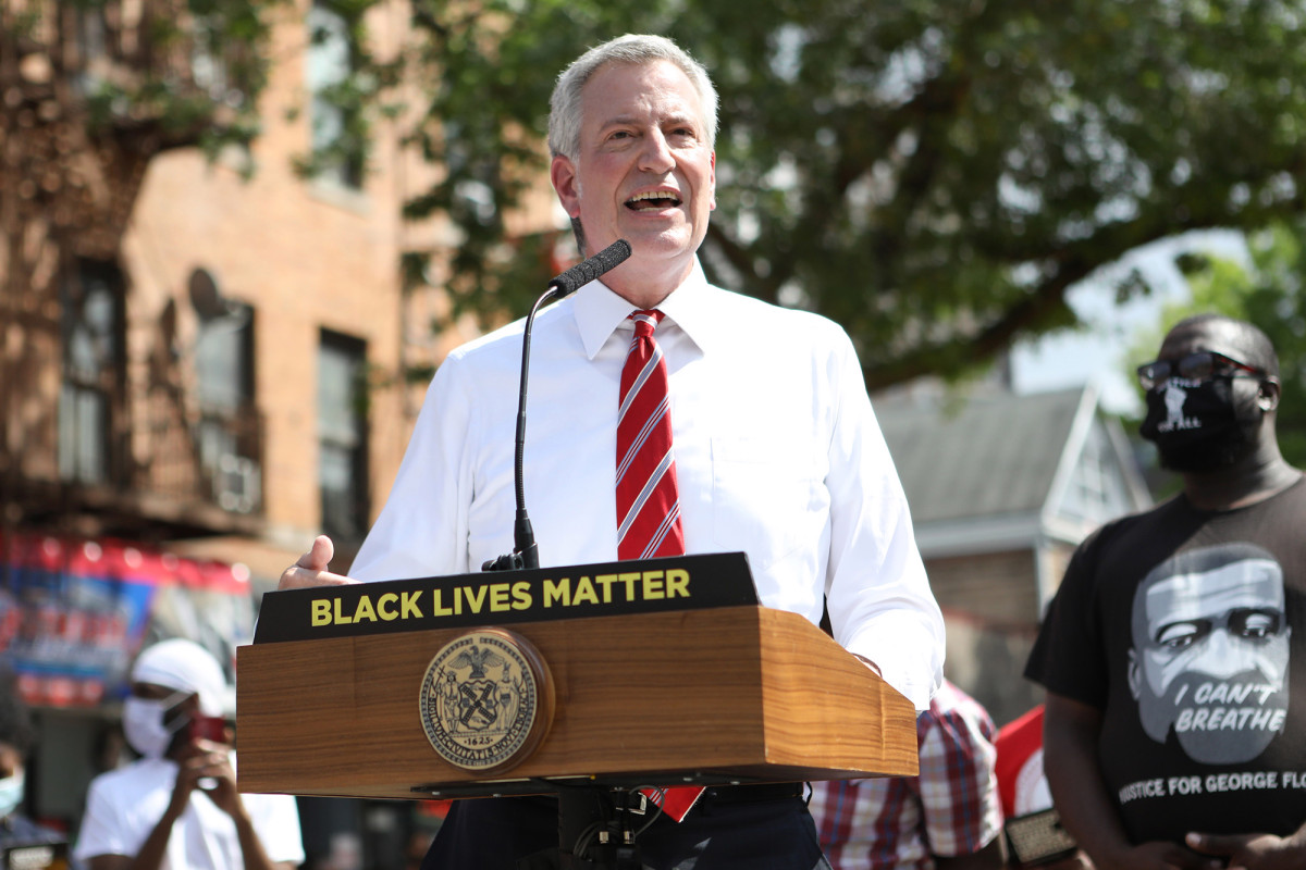 De Blasio zweert gerechtelijke stappen als federale handhaving voet aan wal zet in NYC