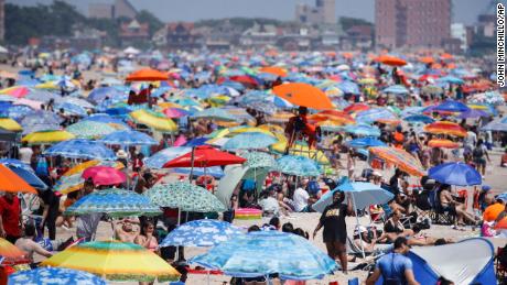 Het strand van Coney Island in New York werd tijdens het vakantieweekend druk bezocht.