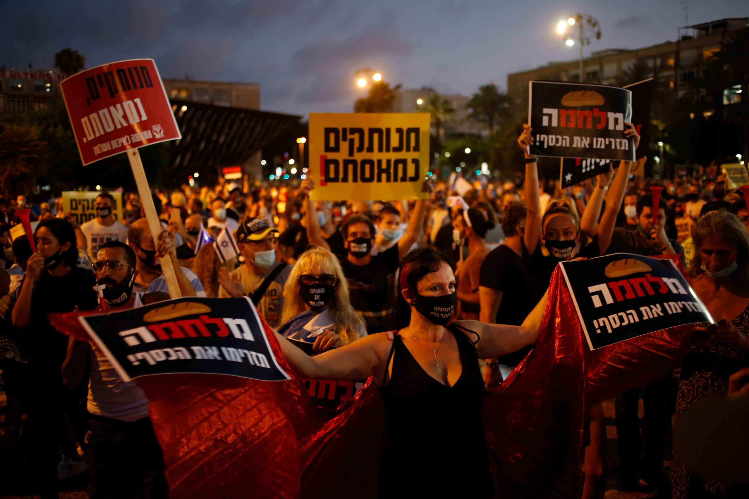 Duizenden protesteren tegen de behandeling door de regering van het coronavirus in Tel Aviv