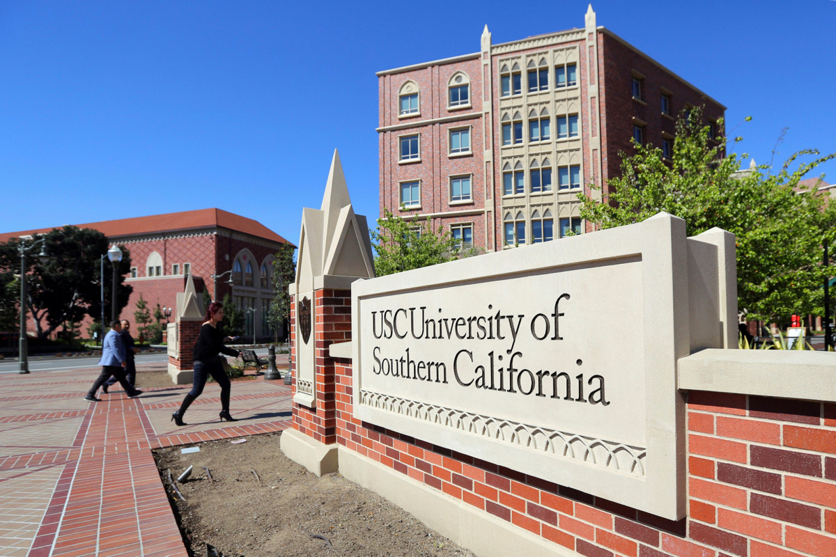 Het Californische echtpaar stemt in met schuldbekentenissen in oplichting op school