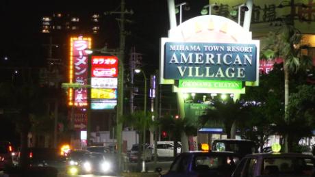 Het American Village in Chatan, Okinawa, is een populaire ontmoetingsplaats voor Amerikaanse troepen op het Japanse eiland.