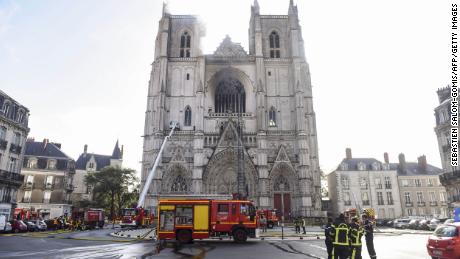 Brandweerlieden werken om een ​​brand te blussen in de kathedraal Saint-Pierre-et-Saint-Paul in Nantes.