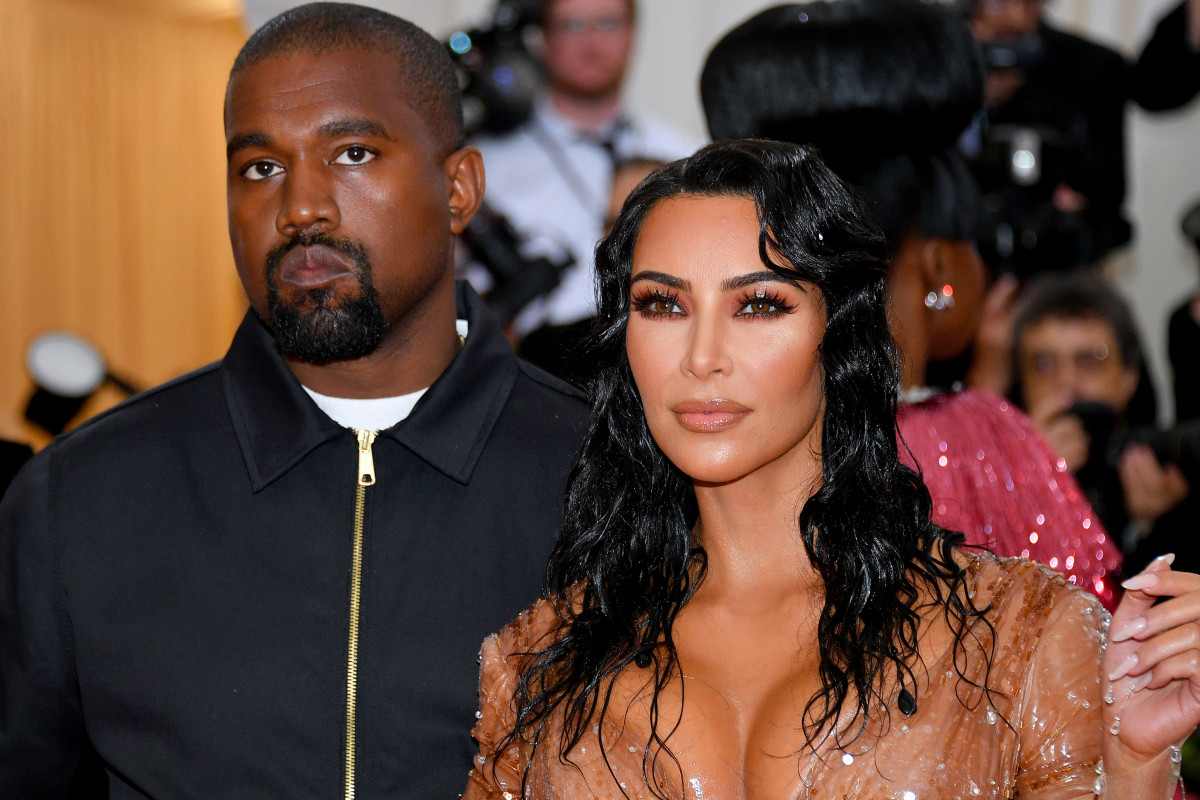 Kim Kardashian verdedigt Kanye West te midden van bipolaire tirades op Twitter