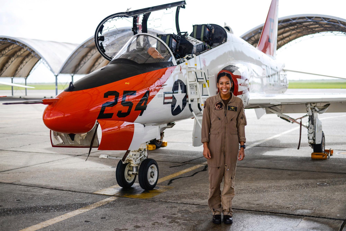 Madeline Swegle wordt de eerste zwarte vrouwelijke gevechtspiloot van de Amerikaanse marine