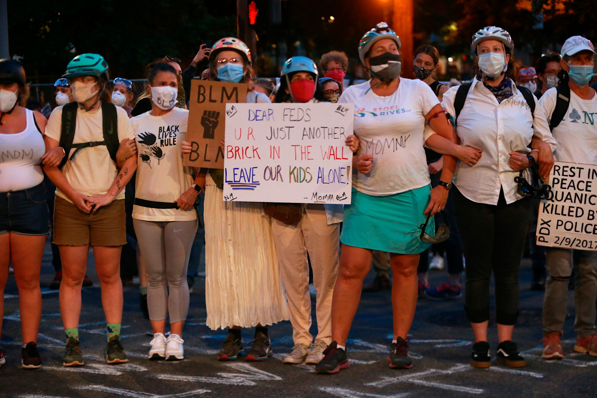 Moeders uit Portland vormen een menselijk schild om demonstranten tegen de FBI te beschermen