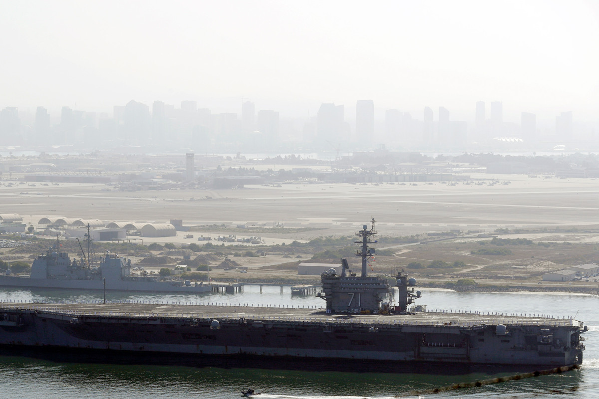 Omsingelde USS Theodore Roosevelt keert terug naar de VS na een COVID-19-uitbraak