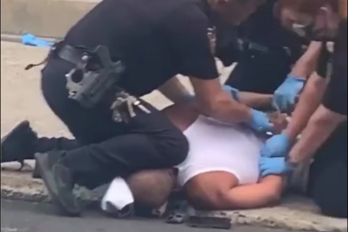 Politie uit Pennsylvania onderzoekt video van agent die op man’s nek knielt