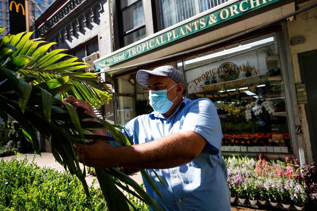 Tropische planten en orchideeën versterkt door buiten dineren na sluiting van COVID-19