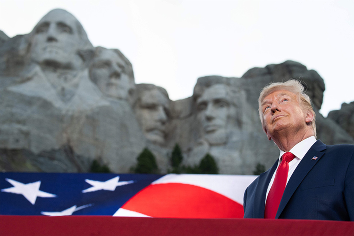 Trump schiet links in vurige Mount Rushmore-toespraak