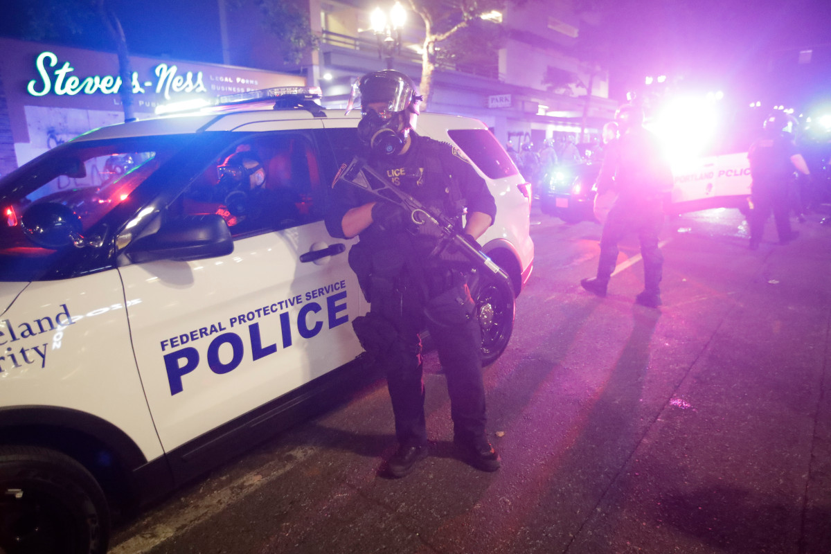 Twee mensen zijn gearresteerd nadat er geweerschoten zijn gehoord in de buurt van de protestsite van Portland