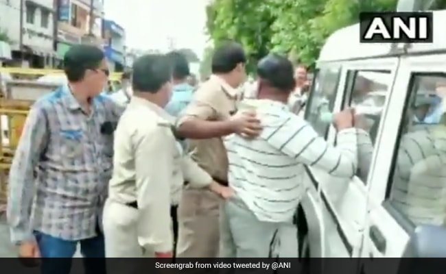 Vikas Dubey- Gangster werd geslagen nadat hij schreeuwde dat ik Vikas Dubey na arrestatie was
